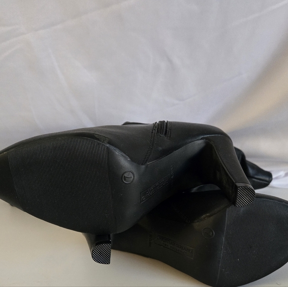 Christian Siriano Black Knee-High Boots | Faux Leather | Size 7 - Picture 3 of 6